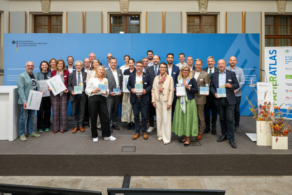 Die Gewinner des Papieratlas 2026 mit Parlamentarischer Staatssekretärin Rita Schwarzelühr-Sutter und IPR-Sprecher Marc Gebauer ©IPR/Mark Bollhorst