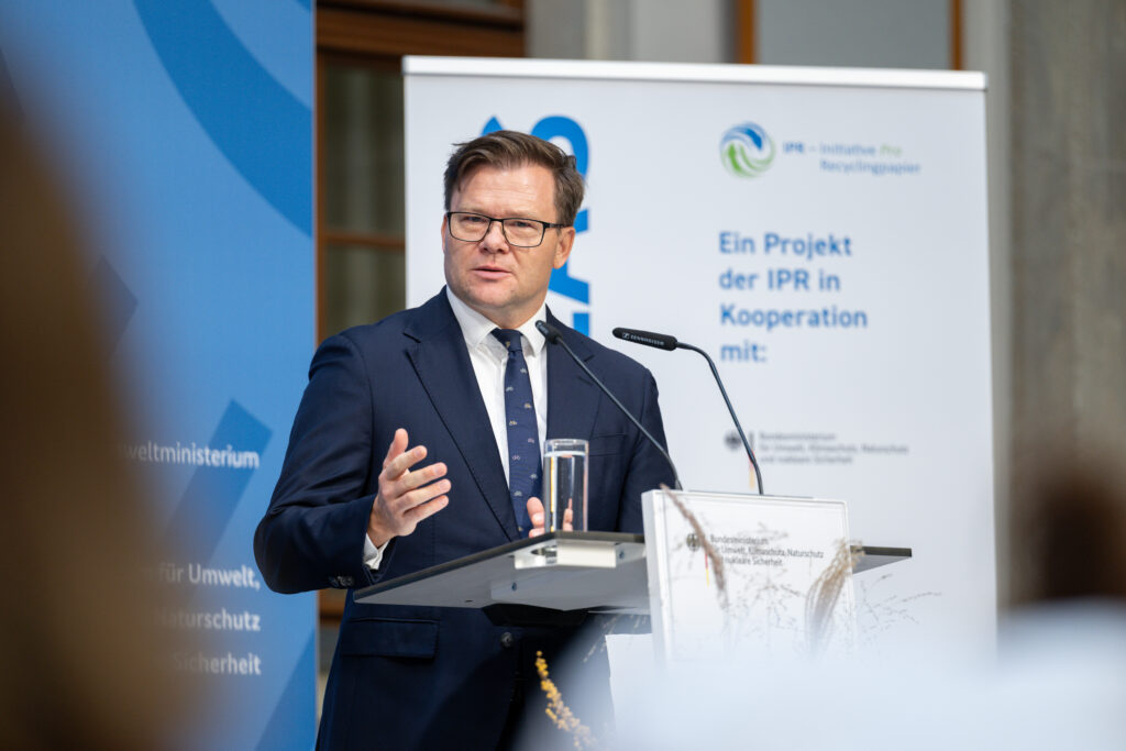 Grußwort des Bundesumweltministers Carsten Schneider ©IPR/Mark Bollhorst