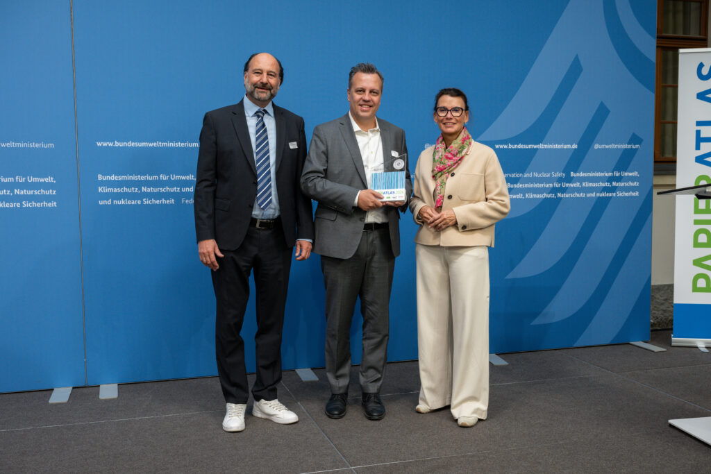 Auszeichnung der Stadt Euskirchen als „Aufsteiger des Jahres“ 2026, v.l.n.r.: Marc Gebauer (Sprecher der Initiative Pro Recyclingpapier), Sacha Reichelt (Bürgermeister der Stadt Euskirchen), Parlamentarische Staatssekretärin Rita Schwarzelühr-Sutter ©IPR/Mark Bollhorst