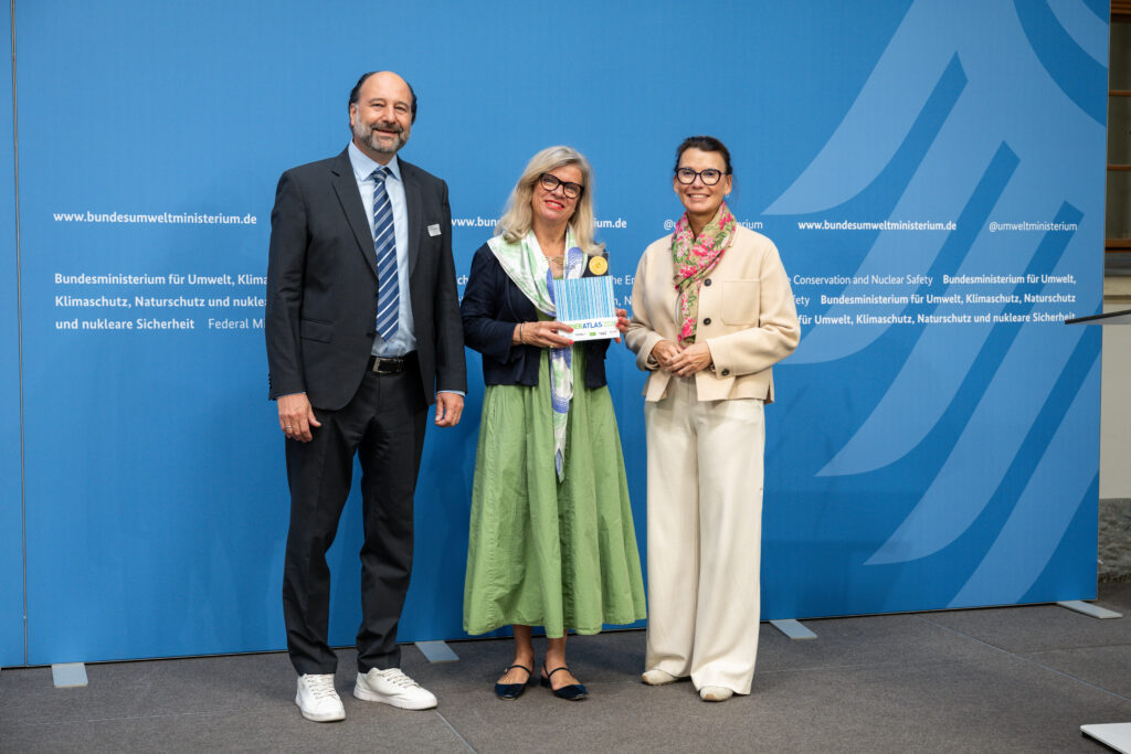 Auszeichnung der Universitätsstadt Tübingen als „Recyclingpapierfreundlichste Mittelstadt“ 2026, v.l.n.r.: Marc Gebauer (Sprecher der Initiative Pro Recyclingpapier), Dr. Gundula Schäfer-Vogel (Bürgermeisterin der Universitätsstadt Tübingen), Parlamentarische Staatssekretärin Rita Schwarzelühr-Sutter ©IPR/Mark Bollhorst
