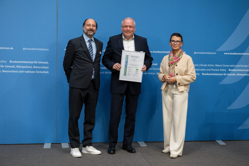Ehrung der Stadt Bottrop auf dem 2. Platz der „Recyclingpapierfreundlichsten Städte“ 2026, v.l.n.r.: Marc Gebauer (Sprecher der Initiative Pro Recyclingpapier), Thomas Göddertz (Bürgermeister der Stadt Bottrop), Parlamentarische Staatssekretärin Rita Schwarzelühr-Sutter ©IPR/Mark Bollhorst
