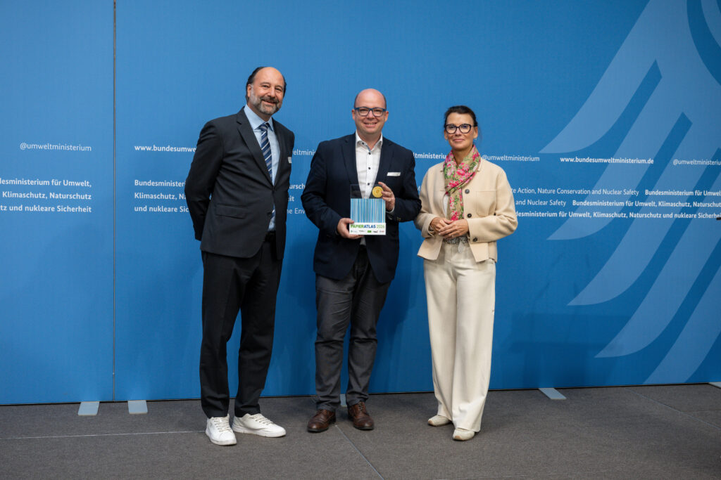 Auszeichnung der Stadt Nürnberg als „Mehrfachsieger“ 2026, v.l.n.r.: Marc Gebauer (Sprecher der Initiative Pro Recyclingpapier), Thorsten Brehm (Referent für Finanzen und IT der Stadt Nürnberg), Parlamentarische Staatssekretärin Rita Schwarzelühr-Sutter ©IPR/Mark Bollhorst