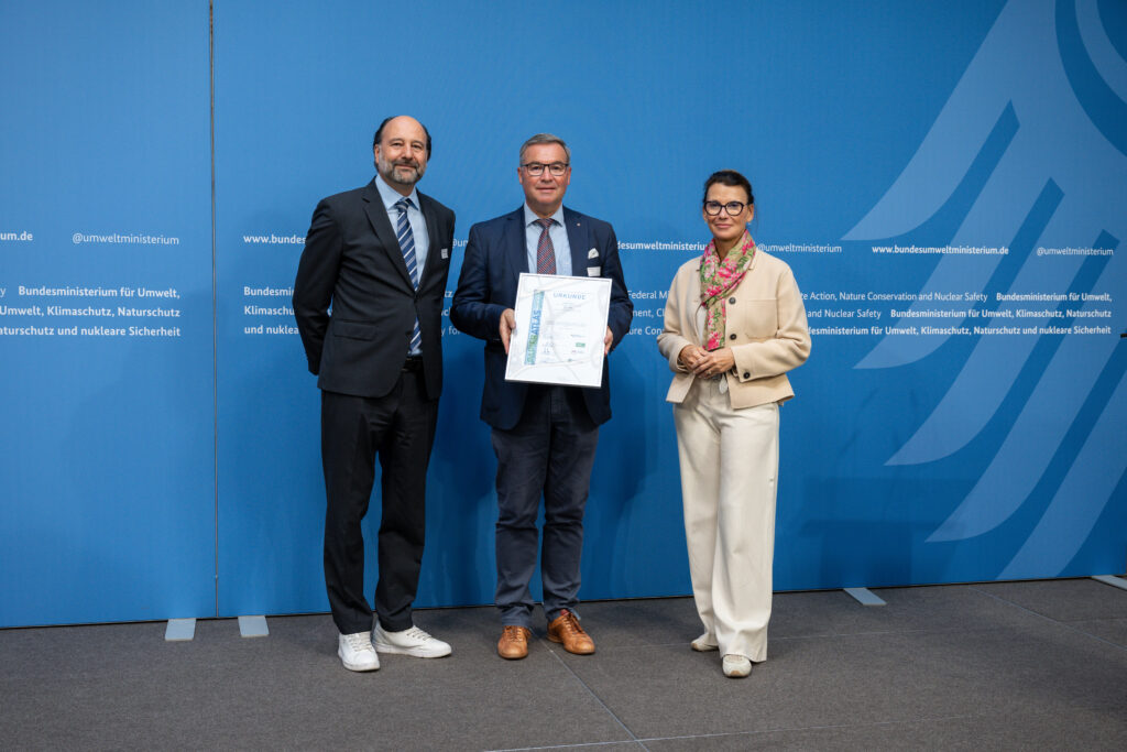 Ehrung des Kreis Ahrweiler auf dem gemeinsamen 2. Platz der „Recyclingpapierfreundlichsten Landkreise“ 2026 mit dem Landkreis Erlangen-Höchstadt, v.l.n.r.: Marc Gebauer (Sprecher der Initiative Pro Recyclingpapier), Horst Gies (Erster Kreisabgeordneter des Kreis Ahrweiler), Parlamentarische Staatssekretärin Rita Schwarzelühr-Sutter ©IPR/Mark Bollhorst