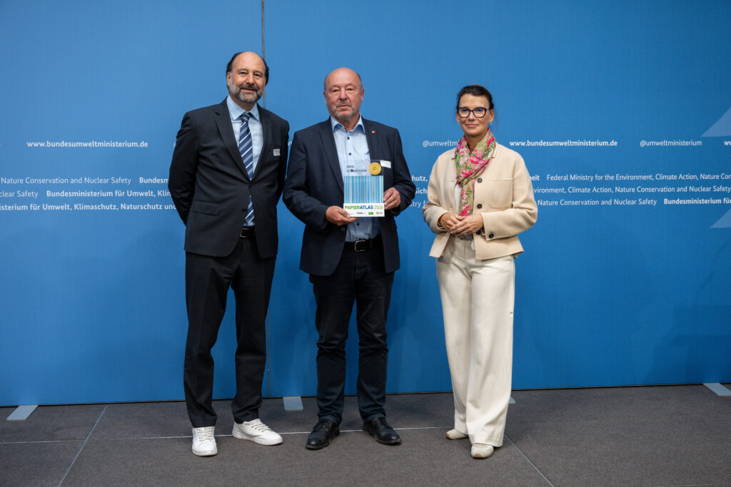 Auszeichnung der Kreis Dithmarschen als „Recyclingpapierfreundlichster Landkreis“ 2026, v.l.n.r.: Marc Gebauer (Sprecher der Initiative Pro Recyclingpapier), Norbert Arens (Leiter des Geschäftsbereiches Zentrale Steuerung des Kreis Dithmarschen), Parlamentarische Staatssekretärin Rita Schwarzelühr-Sutter ©IPR/Mark Bollhorst