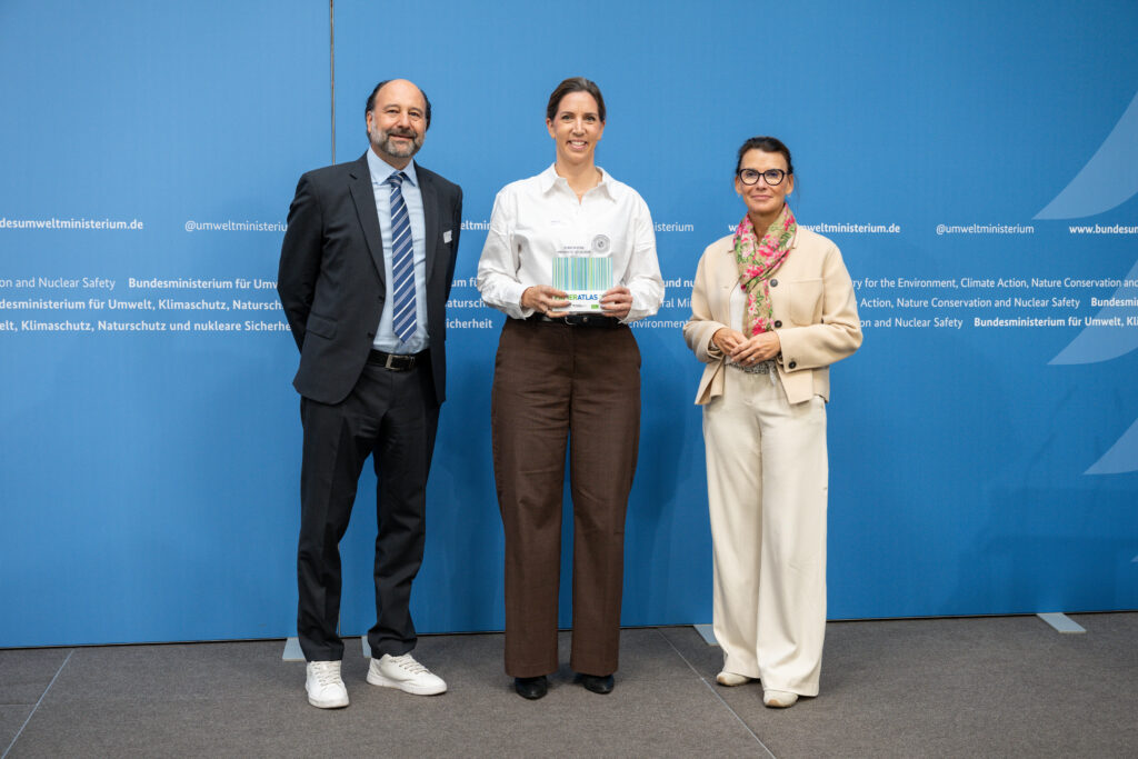Auszeichnung der Heinrich-Heine-Universität Düsseldorf als „Aufsteiger des Jahres“ 2026, v.l.n.r.: Marc Gebauer (Sprecher der Initiative Pro Recyclingpapier), Claudia Bethke (Leiterin des Heine Center für Sustainable Developement an der Heinrich-Heine-Universität Düsseldorf), Parlamentarische Staatssekretärin Rita Schwarzelühr-Sutter ©IPR/Mark Bollhorst