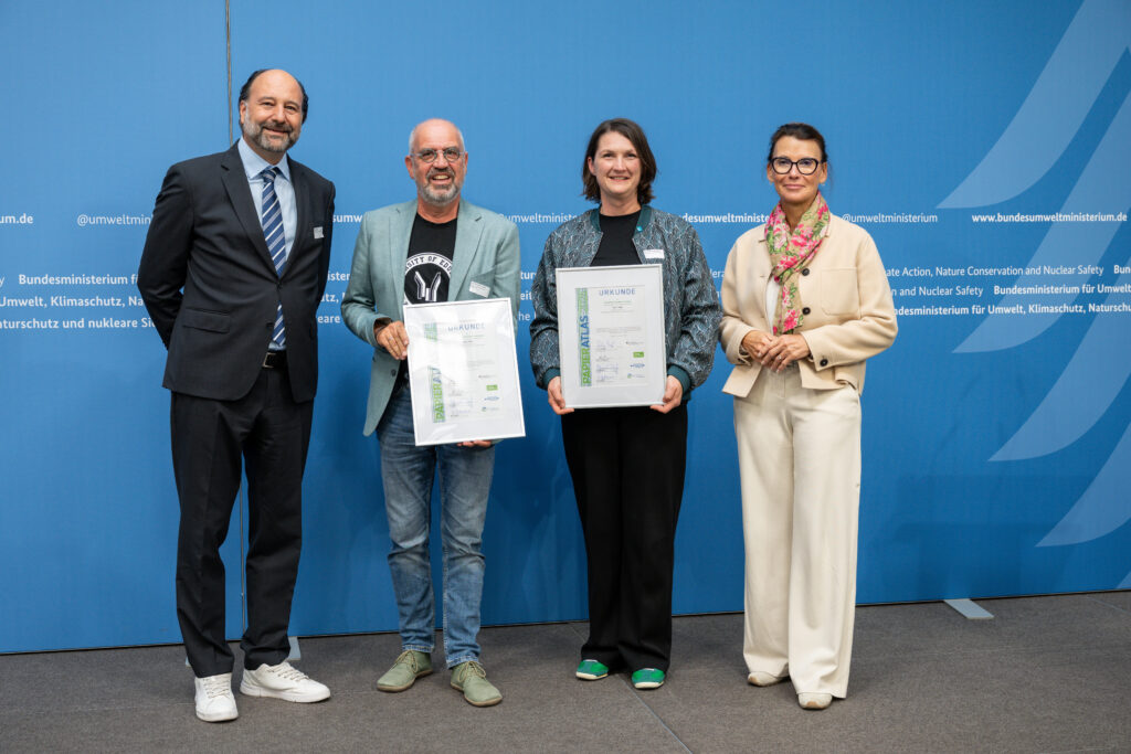 Ehrung der Pädagogischen Hochschule Ludwigsburg und der Hochschule Magdeburg-Stendal auf dem gemeinsamen 3. Platz der „Recyclingpapierfreundlichsten Hochschulen“ 2026, v.l.n.r.: Marc Gebauer (Sprecher der Initiative Pro Recyclingpapier), Prof. Dr. Jörg-U. Keßler (Rektor der Pädagogischen Hochschule Ludwigsburg), Nora Küster-Dammaschke (Kanzlerin der Hochschule Magdeburg-Stendal) und Parlamentarische Staatssekretärin Rita Schwarzelühr-Sutter ©IPR/Mark Bollhorst
