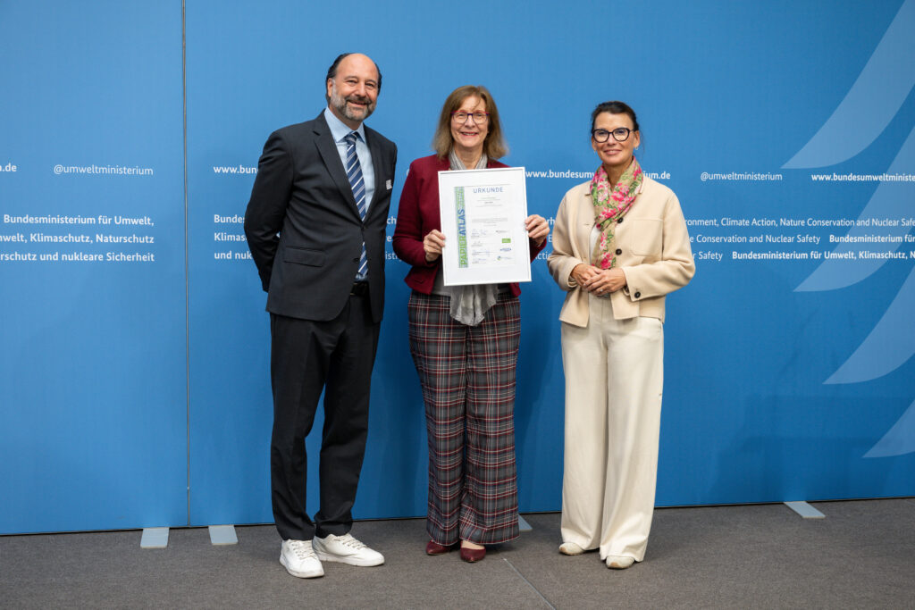 Ehrung der Universität Konstanz auf dem 2. Platz der „Recyclingpapierfreundlichsten Hochschulen“ 2026, v.l.n.r.: Marc Gebauer (Sprecher der Initiative Pro Recyclingpapier), Prof. Dr. Katharina Holzinger (Kanzlerin der Universität Konstanz) und Parlamentarische Staatssekretärin Rita Schwarzelühr-Sutter ©IPR/Mark Bollhorst
