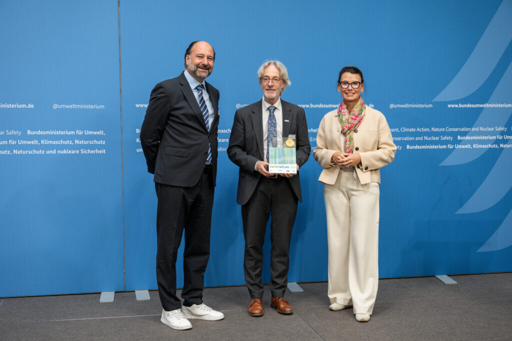 Auszeichnung der Universität Hohenheim als „Recyclingpapierfreundlichste Hochschule“ 2026, v.l.n.r.: Marc Gebauer (Sprecher der Initiative Pro Recyclingpapier), Prof. Dr. Christoph Schneider (Rektor der Universität Hohenheim), Parlamentarische Staatssekretärin Rita Schwarzelühr-Sutter ©IPR/Mark Bollhorst