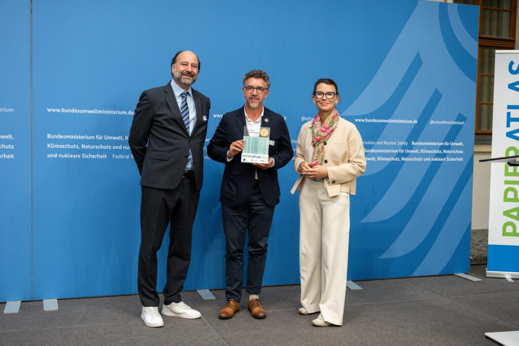 Auszeichnung der D.O.G. Lokay Umweltdruckerei als „Recyclingpapier Champion“ 2026, v.l.n.r.: Marc Gebauer (Sprecher der Initiative Pro Recyclingpapier), Ralf Lokay (Zuständig für die nachhaltige Transformation des Unternehmens und Öko-Druck-Pionier) und Parlamentarische Staatssekretärin Rita Schwarzelühr-Sutter ©IPR/Mark Bollhorst