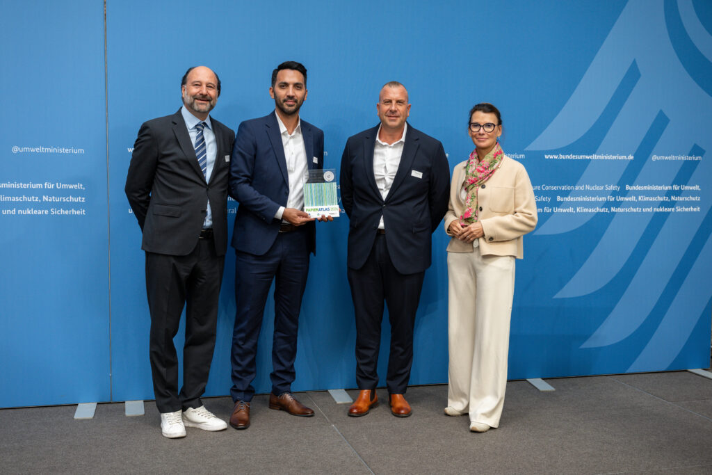 Auszeichnung der Sonepar Deutschland GmbH als "Umsteller des Jahres" 2026, v.l.n.r.: Marc Gebauer (Sprecher der Initiative Pro Recyclingpapier), Barlas Topal (Bereichsleiter Einkauf), Ulrich Angeli (VP Procurement) und Parlamentarische Staatssekretärin Rita Schwarzelühr-Sutter ©IPR/Mark Bollhorst