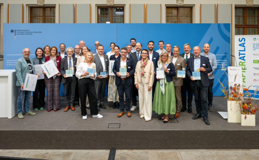Die Gewinner des Papieratlas 2026 mit Parlamentarischer Staatssekretärin Rita Schwarzelühr-Sutter und IPR-Sprecher Marc Gebauer ©IPR/Mark Bollhorst