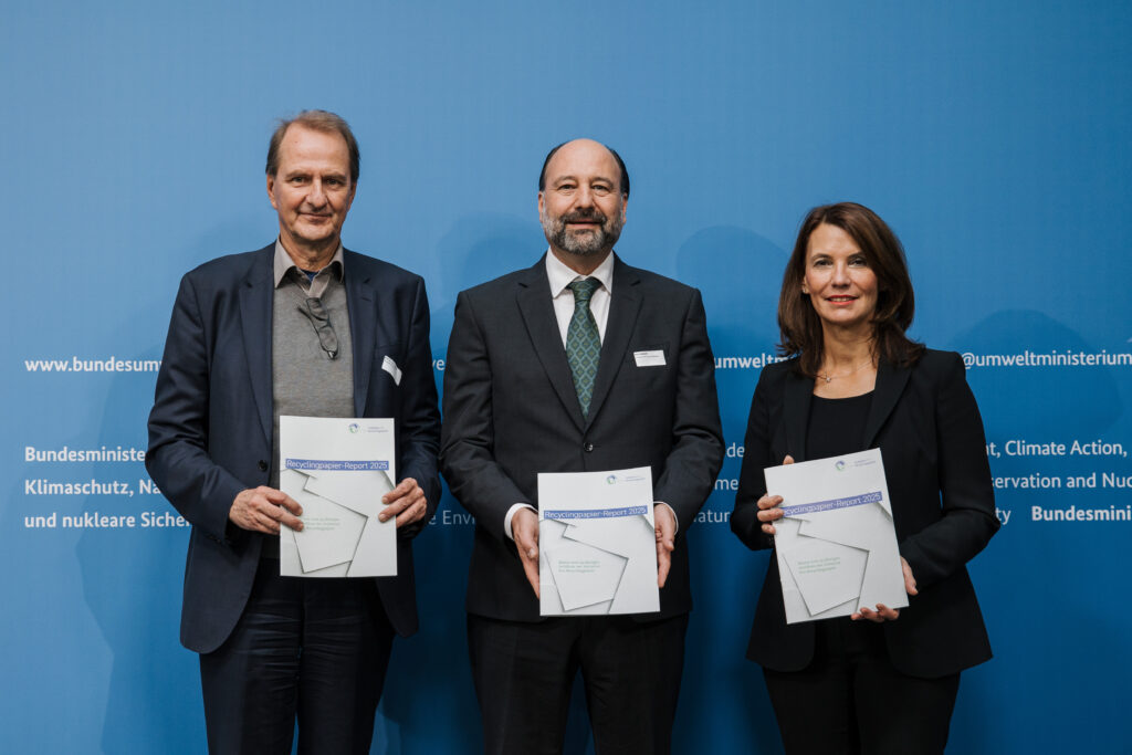 Vorstellung des "Recyclingpapier-Report 2025", v.l.n.r.: Prof. Dr. Dirk Messner (Präsident des Umweltbundesamtes), Marc Gebauer (Sprecher der Initiative Pro Recyclingpapier), Parlamentarische Staatssekretärin Rita Schwarzelühr-Sutter © BMUKN/Sascha Hilgers