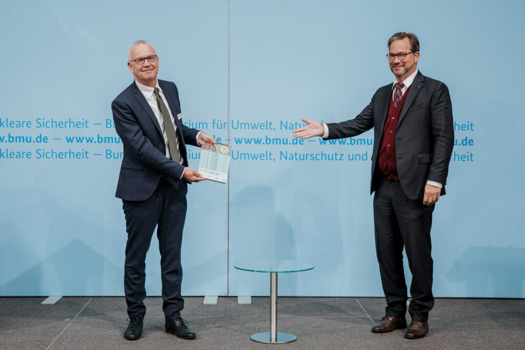 Prof. Dr. Bernd Scholz-Reiter, Rektor der Universität Bremen, nimmt den Award für die Auszeichnung als "Recyclingpapierfreundlichste Universität" von Parlamentarischer Staatssekretär Florian Pronold entgegen. © BMU/Sascha Hilgers