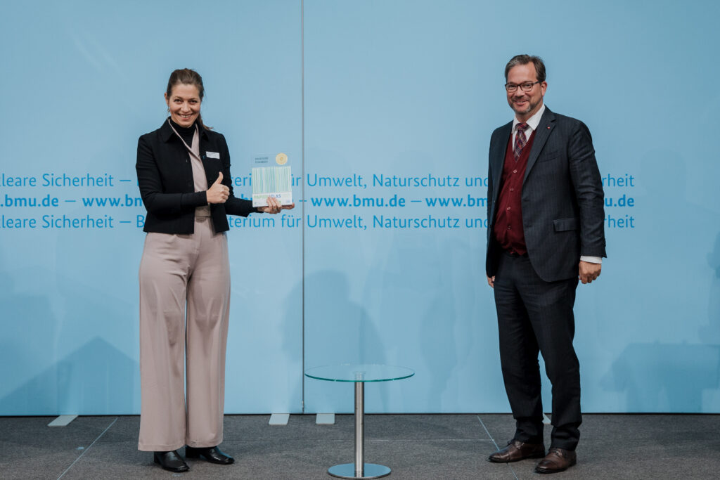 Prof. Dr. Susanne Menzel-Riedl, Präsidentin der Universität Osnabrück, nimmt den Award für die Auszeichnung als „Mehrfachsieger“ entgegen. © BMU/Sascha Hilgers